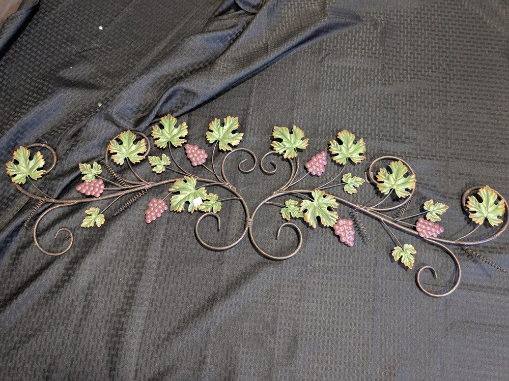 vining grapes wall topper Sangria