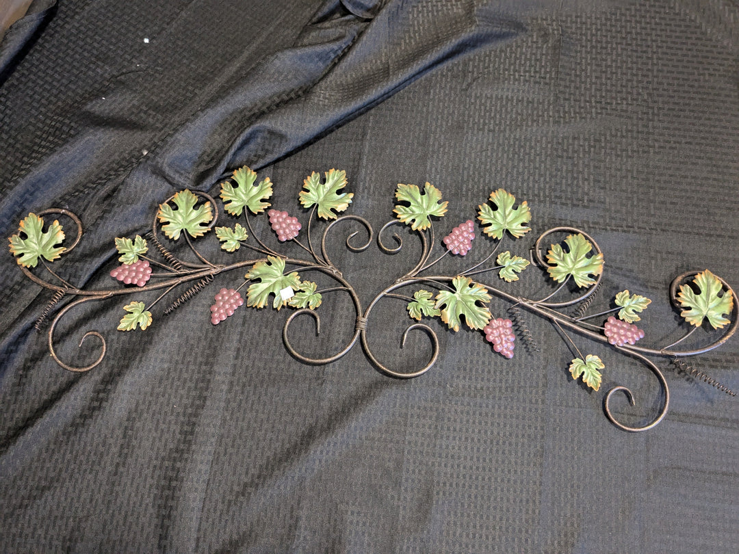 vining grapes wall topper Sangria