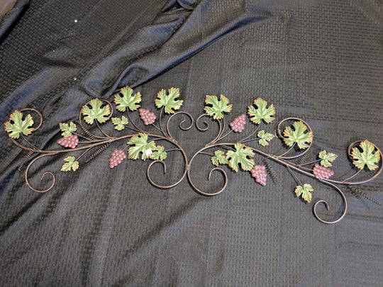 vining grapes wall topper Sangria